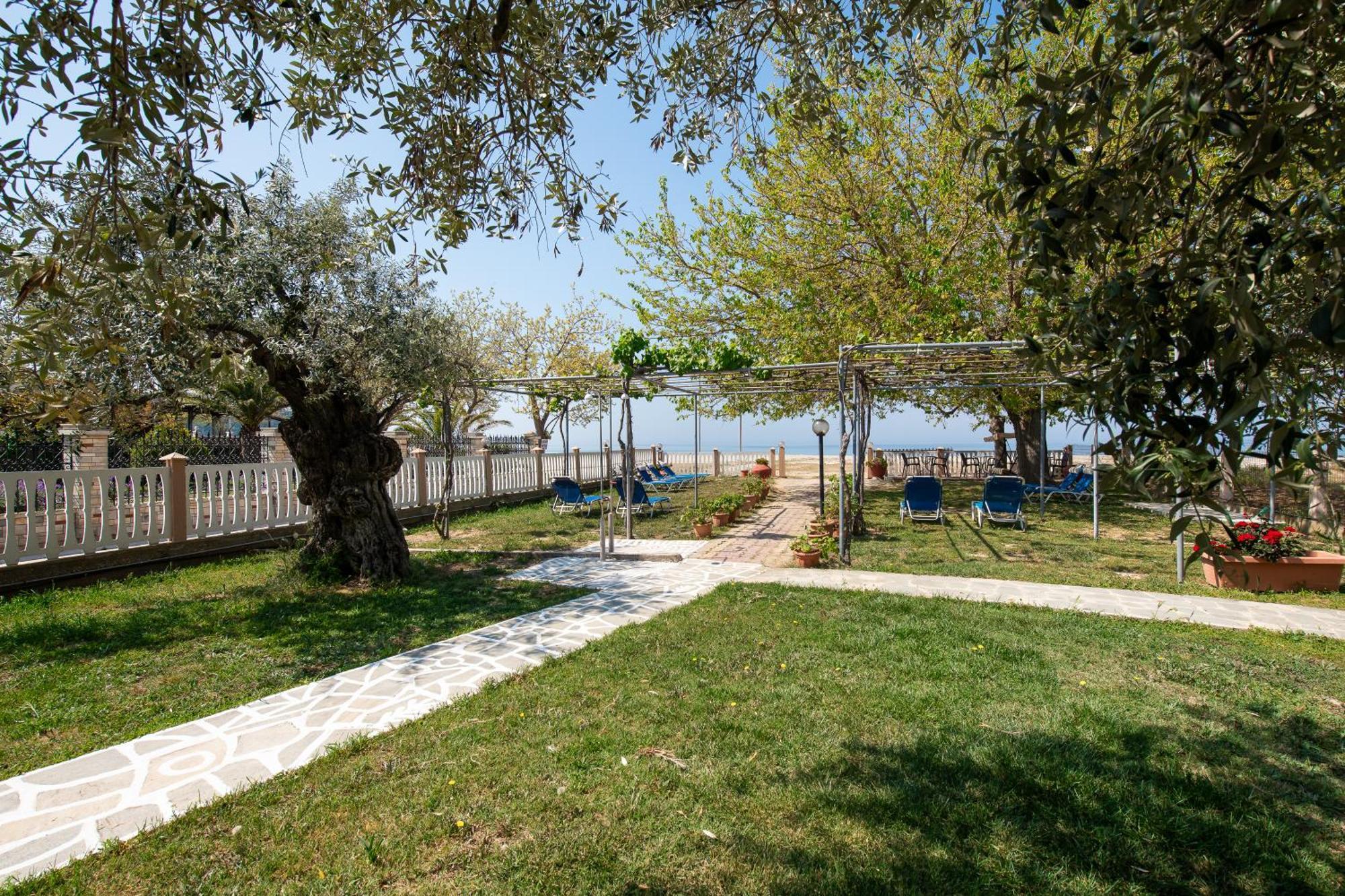 Opalium Beach Front Suites Potos Dış mekan fotoğraf